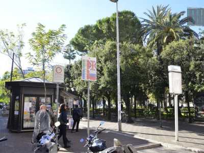 Il cartello multilingua che si trova all'ingresso di Piazza Umberto, dalla parte di via Nicolai
